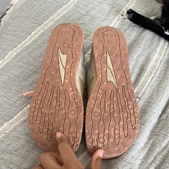 Altra - Picture 3 of 7